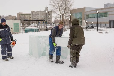 Montajcılar manuel arabada buz panelleri yüklemek