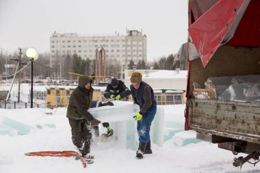 Montajcılar manuel arabada buz panelleri yüklemek
