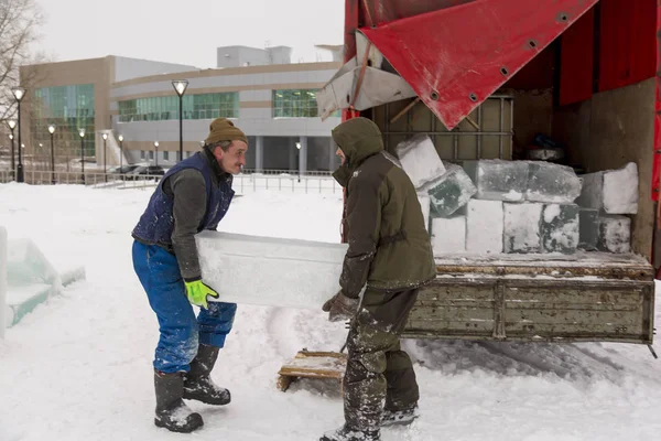 Montajcılar manuel arabada buz panelleri yüklemek
