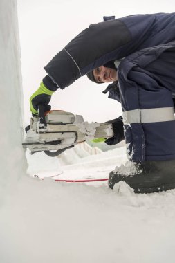 Yükleyici bir niş buz şekil aydınlatmak için Led lambası altında testere ile keser