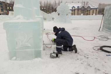 Yükleyici bir niş buz şekil aydınlatmak için Led lambası altında testere ile keser