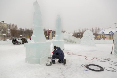 Yükleyici bir niş buz şekil aydınlatmak için Led lambası altında testere ile keser