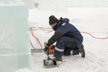 Yükleyici bir niş buz şekil aydınlatmak için Led lambası altında testere ile keser