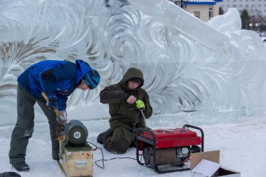 Heykeltıraş zımpara tekerlek üzerinde çalışma aracı keskinleştirir
