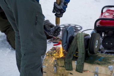 Heykeltıraş zımpara tekerlek üzerinde çalışma aracı keskinleştirir