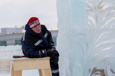 Buz kasabası kurmakla meşgul bir işçinin portresi.