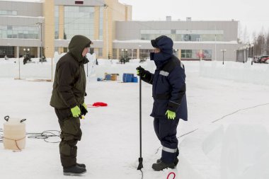 Şantiye buz şehrin işçilerin daha fazla eylem için bir plan tartışmak