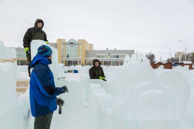 Bir buz kampı inşaatı işçilerin bir planı görüşmek