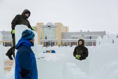 Bir buz kampı inşaatı işçilerin bir planı görüşmek