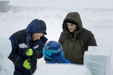 Bir buz kampı inşaatı işçilerin bir planı görüşmek