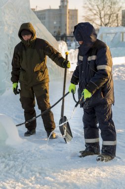 Yükleyici buz şehrin inşaat sahasında pisti çocuklar için hortumlar
