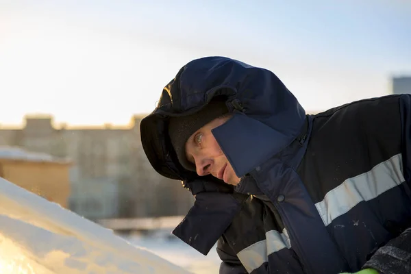 Beeldhouwer Snijdt Een Ijsfiguur Uit Ijs Met Een Beitel Voor — Stockfoto