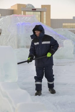 Buz kasabası kurmakla meşgul bir işçinin portresi.