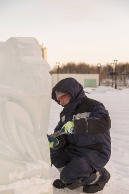 Buz kasabası kurmakla meşgul bir işçinin portresi.