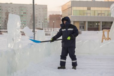 Buz kasabası kurmakla meşgul bir işçinin portresi.