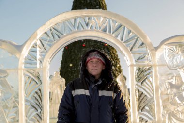 Arka plan buz şehrin üzerinde bir işçi portresi