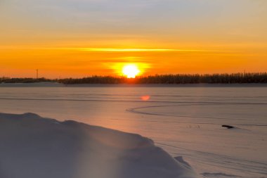 Donmuş nehrin üzerinde Ocak ayında kış günbatımı