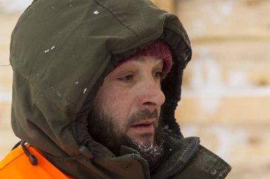 Close-up başını kaputa bir işçinin yüzü