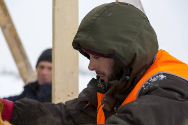 Close-up başını kaputa bir işçinin yüzü