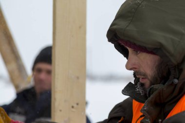 Close-up başını kaputa bir işçinin yüzü