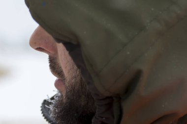 Close-up başını kaputa bir işçinin yüzü