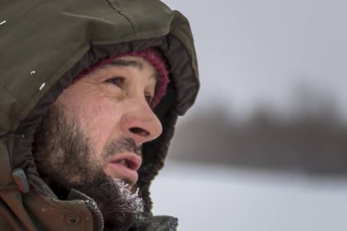 Close-up başını kaputa bir işçinin yüzü