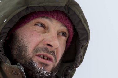 Close-up başını kaputa bir işçinin yüzü