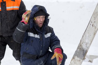 İnşaat sitesi söz, iyi bir ruh hali montajcılar vardır