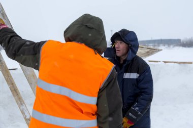 İnşaat sitesi söz, iyi bir ruh hali montajcılar vardır