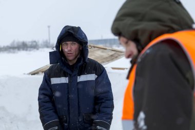 İnşaat sitesi söz, iyi bir ruh hali montajcılar vardır