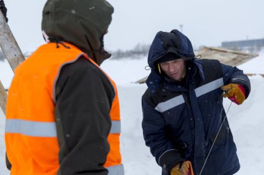 İnşaat sitesi söz, iyi bir ruh hali montajcılar vardır