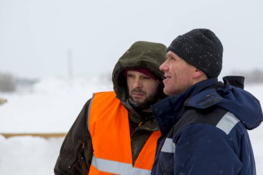 İnşaat sitesi söz, iyi bir ruh hali montajcılar vardır
