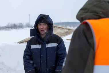 İnşaat sitesi söz, iyi bir ruh hali montajcılar vardır