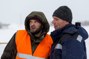 İnşaat sitesi söz, iyi bir ruh hali montajcılar vardır