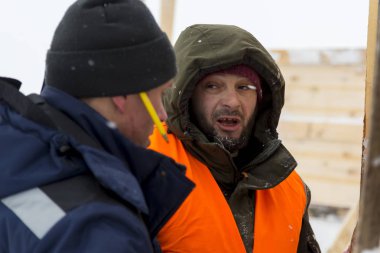 İnşaat sitesi söz, iyi bir ruh hali montajcılar vardır