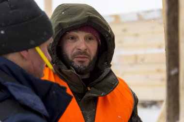 İnşaat sitesi söz, iyi bir ruh hali montajcılar vardır