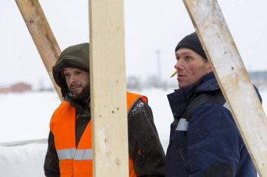 İnşaat sitesi söz, iyi bir ruh hali montajcılar vardır