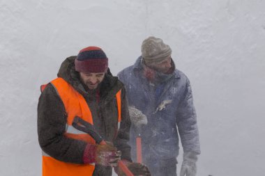 İşçi el ile kürek tipide kar kaldırmak