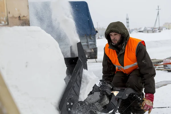 Pracownika Usuwa Śnieg Blizzard Pomocą Snowplow — Zdjęcie stockowe