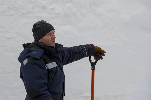 Retrato Trabalhador Limpando Neve Uma Nevasca — Fotografia de Stock