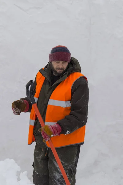 Portret Van Een Werknemer Shoveling Sneeuw Een Sneeuwstorm — Stockfoto