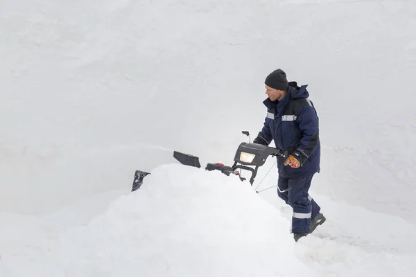 Werknemer Verwijdert Sneeuw Een Sneeuwstorm Met Behulp Van Een Sneeuwschuiver — Stockfoto