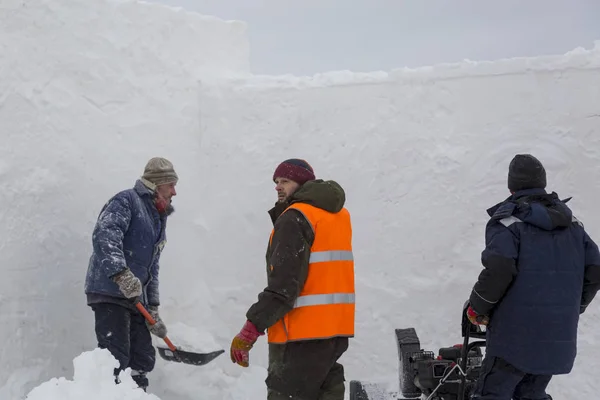 Рабочие Убирают Снег Метель Помощью Снегоочистителя Стоковое Фото