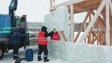 Bir buz panelinin kurulumunda çalışan