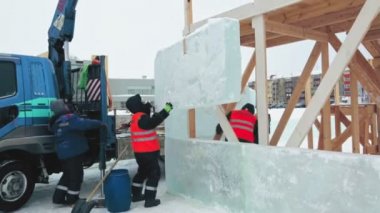 Bir buz panelinin kurulumunda çalışan