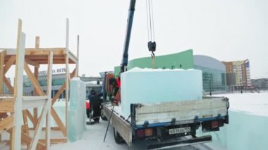 Boşaltma buz blokları, yükleyici portresi