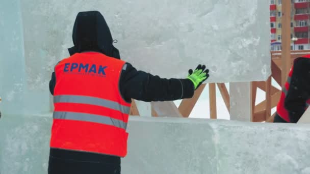 Pracownik na instalacji panelu lodu — Wideo stockowe