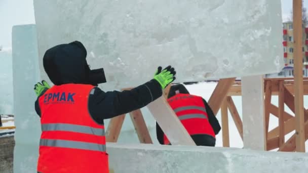 Trabajador en la instalación de un panel de hielo — Vídeos de Stock