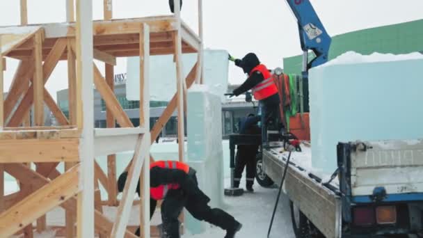 Рабочий по установке ледового щита — стоковое видео