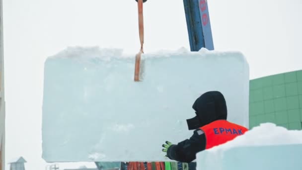 Retrato del instalador en la descarga de bloques de hielo — Vídeos de Stock